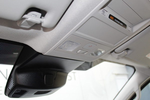 Ford E-Transit Custom ELEKTRISCH 320 L2H1 Limited 65 kWh 218 pk Meerprijs 17" lichtmetalen wielen €. 1.500,- Autm. airco, stoel-, spiegel- en voorraamverw., camera, trekhaak, cruise cntrl, navigatie by Apple Carplay/ Android auto, telefoonvoorb., LED verl. etc.
