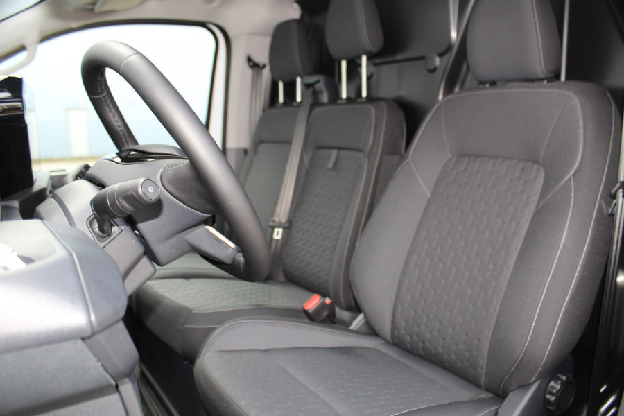 Ford E-Transit Custom ELEKTRISCH 320 L2H1 Limited 65 kWh 218 pk Meerprijs 17" lichtmetalen wielen €. 1.500,- Autm. airco, stoel-, spiegel- en voorraamverw., camera, trekhaak, cruise cntrl, navigatie by Apple Carplay/ Android auto, telefoonvoorb., LED verl. etc.