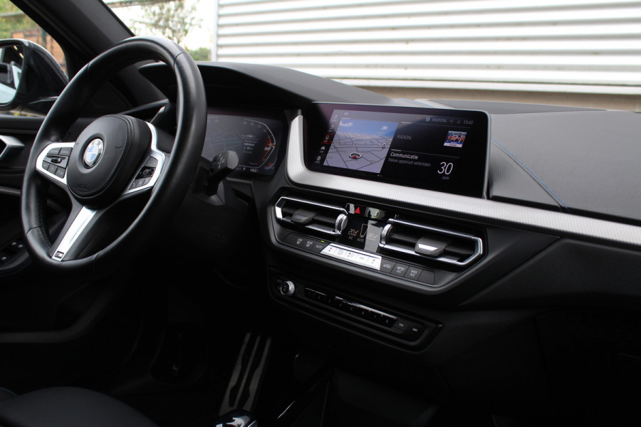 BMW 1-serie 118i Business Edition | M-Sport | Origin NL | Camera | Trekhaak | Navigatie