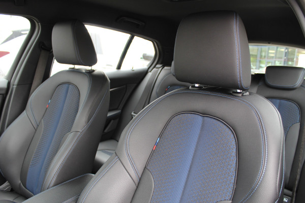 BMW 1-serie 118i Business Edition | M-Sport | Origin NL | Camera | Trekhaak | Navigatie