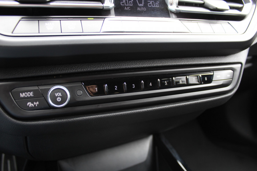 BMW 1-serie 118i Business Edition | M-Sport | Origin NL | Camera | Trekhaak | Navigatie