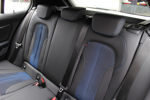 BMW 1-serie 118i Business Edition | M-Sport | Origin NL | Camera | Trekhaak | Navigatie