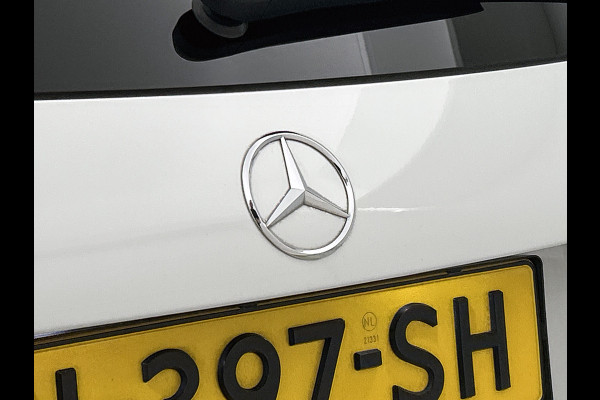 Mercedes-Benz A-Klasse 180 Business Solution AMG Lichtmetalen velgen | Navigatie | MBUX wide screen | Parking support | Inclusief 24 maanden MB Certified garantie voor Europa.