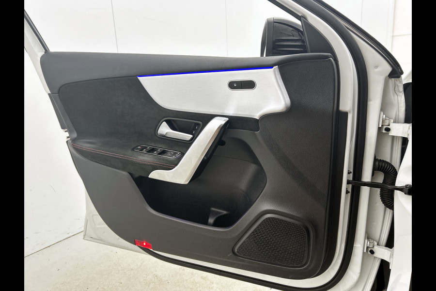 Mercedes-Benz A-Klasse 180 Business Solution AMG Lichtmetalen velgen | Navigatie | MBUX wide screen | Parking support | Inclusief 24 maanden MB Certified garantie voor Europa.