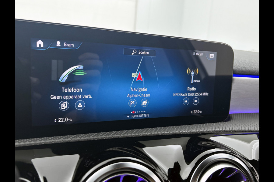 Mercedes-Benz A-Klasse 180 Business Solution AMG Lichtmetalen velgen | Navigatie | MBUX wide screen | Parking support | Inclusief 24 maanden MB Certified garantie voor Europa.