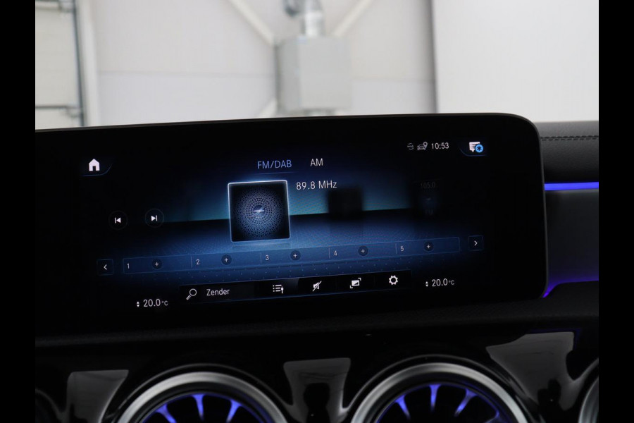 Mercedes-Benz CLA-Klasse 180 Business Solution Progressive | Stoelverwarming | Carplay | Sfeerverlichting | Half leder | Camera | Navigatie | Widescreen | Full LED | Park Assist | DAB | 18'' velgen | Cruise control