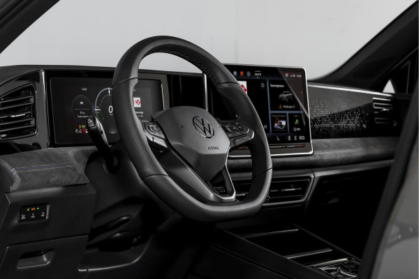 Volkswagen Tiguan 1.5 eHybrid 272 PK R-Line | Black Style | S/K-panodak | Adapt. Cruise | Stoel-+stuurverw. | App. Connect | Camera | LM 19" | 3707