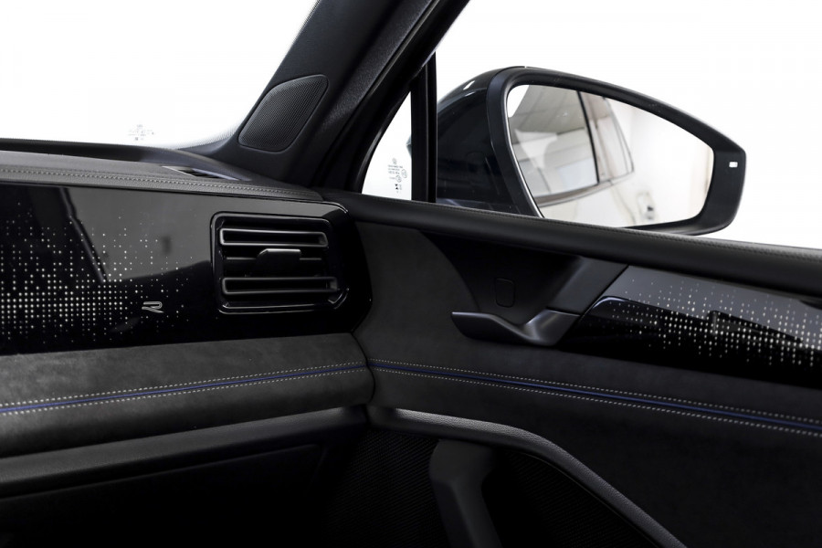 Volkswagen Tiguan 1.5 eHybrid 272 PK R-Line | Black Style | S/K-panodak | Adapt. Cruise | Stoel-+stuurverw. | App. Connect | Camera | LM 19" | 3707