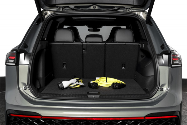 Volkswagen Tiguan 1.5 eHybrid 272 PK R-Line | Black Style | S/K-panodak | Adapt. Cruise | Stoel-+stuurverw. | App. Connect | Camera | LM 19" | 3707