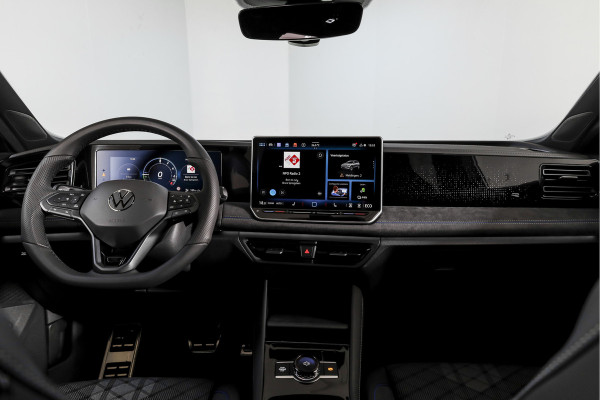 Volkswagen Tiguan 1.5 eHybrid 272 PK R-Line | Black Style | S/K-panodak | Adapt. Cruise | Stoel-+stuurverw. | App. Connect | Camera | LM 19" | 3777
