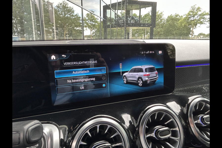 Mercedes-Benz Glb 200 AMG // Trekhaak // 360 Camera // Nightpakket // Carplay // Augmented Reality // 19" AMG Velgen