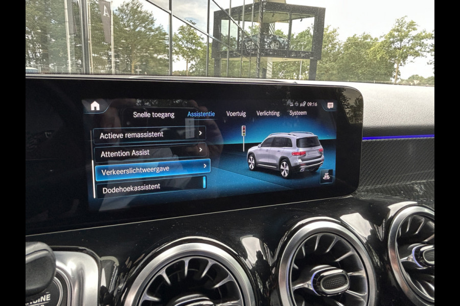 Mercedes-Benz Glb 200 AMG // Trekhaak // 360 Camera // Nightpakket // Carplay // Augmented Reality // 19" AMG Velgen