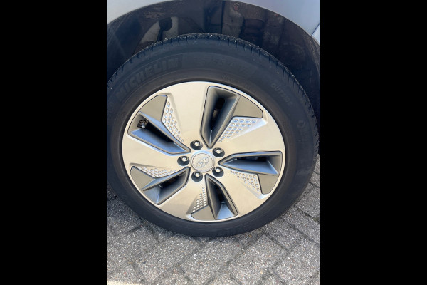 Hyundai Kona EV Premium 64 kWh