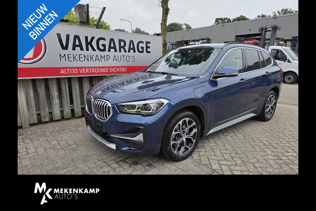 BMW X1 xDrive25e Executive xLine 18"/Keyless/Memory + stoelverwarming/Camera/Elektrische Klep/LED/DAB/Navigatie/PDC