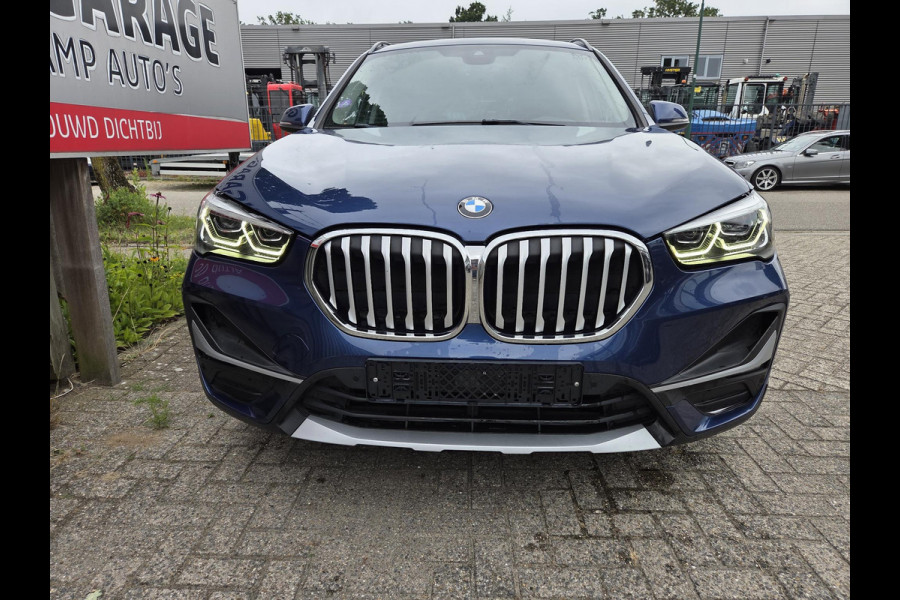 BMW X1 xDrive25e Executive xLine 18"/Keyless/Memory + stoelverwarming/Camera/Elektrische Klep/LED/DAB/Navigatie/PDC