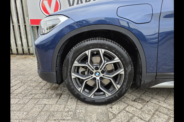 BMW X1 xDrive25e Executive xLine 18"/Keyless/Memory + stoelverwarming/Camera/Elektrische Klep/LED/DAB/Navigatie/PDC