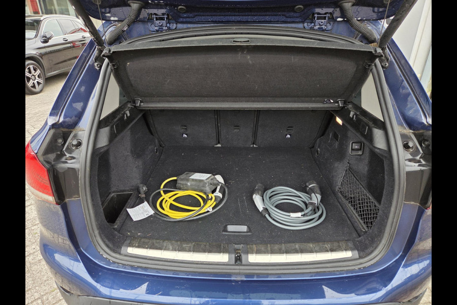 BMW X1 xDrive25e Executive xLine 18"/Keyless/Memory + stoelverwarming/Camera/Elektrische Klep/LED/DAB/Navigatie/PDC