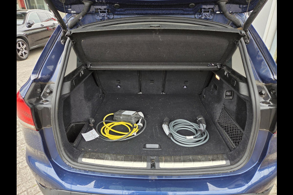BMW X1 xDrive25e Executive xLine 18"/Keyless/Memory + stoelverwarming/Camera/Elektrische Klep/LED/DAB/Navigatie/PDC