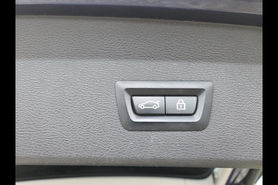 BMW X1 xDrive25e Executive xLine 18"/Keyless/Memory + stoelverwarming/Camera/Elektrische Klep/LED/DAB/Navigatie/PDC