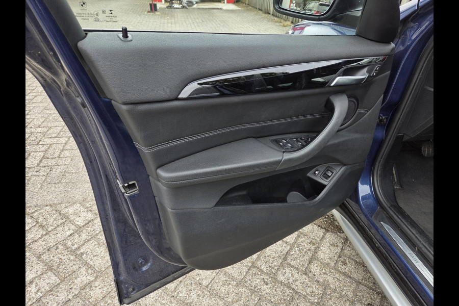 BMW X1 xDrive25e Executive xLine 18"/Keyless/Memory + stoelverwarming/Camera/Elektrische Klep/LED/DAB/Navigatie/PDC