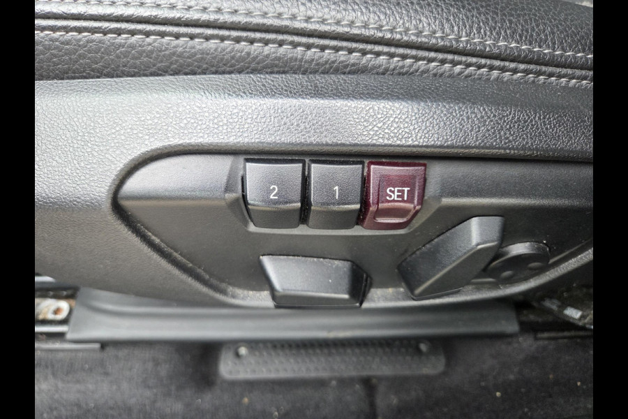 BMW X1 xDrive25e Executive xLine 18"/Keyless/Memory + stoelverwarming/Camera/Elektrische Klep/LED/DAB/Navigatie/PDC