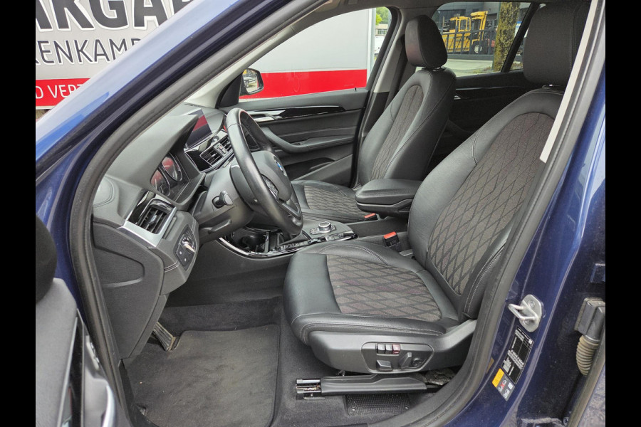 BMW X1 xDrive25e Executive xLine 18"/Keyless/Memory + stoelverwarming/Camera/Elektrische Klep/LED/DAB/Navigatie/PDC
