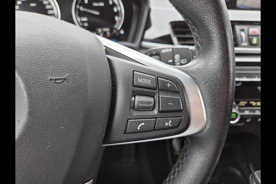 BMW X1 xDrive25e Executive xLine 18"/Keyless/Memory + stoelverwarming/Camera/Elektrische Klep/LED/DAB/Navigatie/PDC