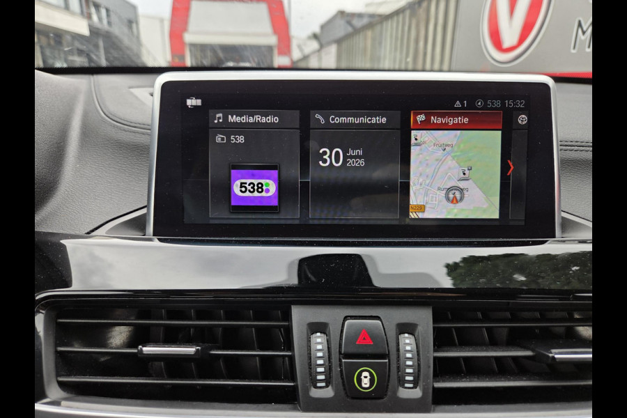 BMW X1 xDrive25e Executive xLine 18"/Keyless/Memory + stoelverwarming/Camera/Elektrische Klep/LED/DAB/Navigatie/PDC
