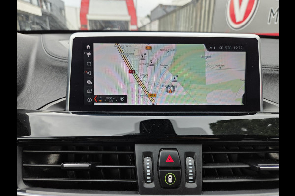 BMW X1 xDrive25e Executive xLine 18"/Keyless/Memory + stoelverwarming/Camera/Elektrische Klep/LED/DAB/Navigatie/PDC