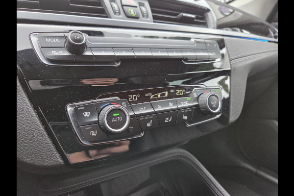 BMW X1 xDrive25e Executive xLine 18"/Keyless/Memory + stoelverwarming/Camera/Elektrische Klep/LED/DAB/Navigatie/PDC