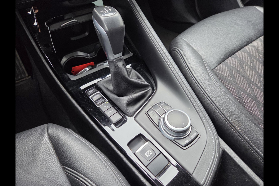 BMW X1 xDrive25e Executive xLine 18"/Keyless/Memory + stoelverwarming/Camera/Elektrische Klep/LED/DAB/Navigatie/PDC