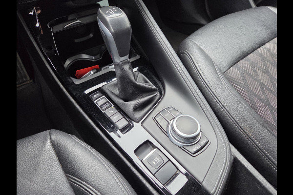 BMW X1 xDrive25e Executive xLine 18"/Keyless/Memory + stoelverwarming/Camera/Elektrische Klep/LED/DAB/Navigatie/PDC