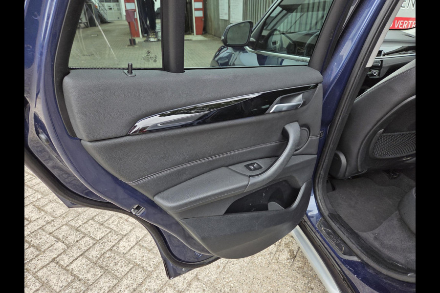 BMW X1 xDrive25e Executive xLine 18"/Keyless/Memory + stoelverwarming/Camera/Elektrische Klep/LED/DAB/Navigatie/PDC