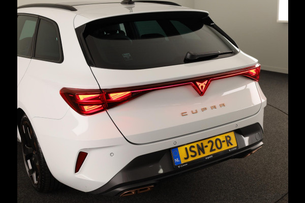 CUPRA Leon Sportstourer 1.5 TSI e-Hybrid Business 204PK | Panoramadak | Sennheiser | 19 Inch | Achteruitrijcamera |