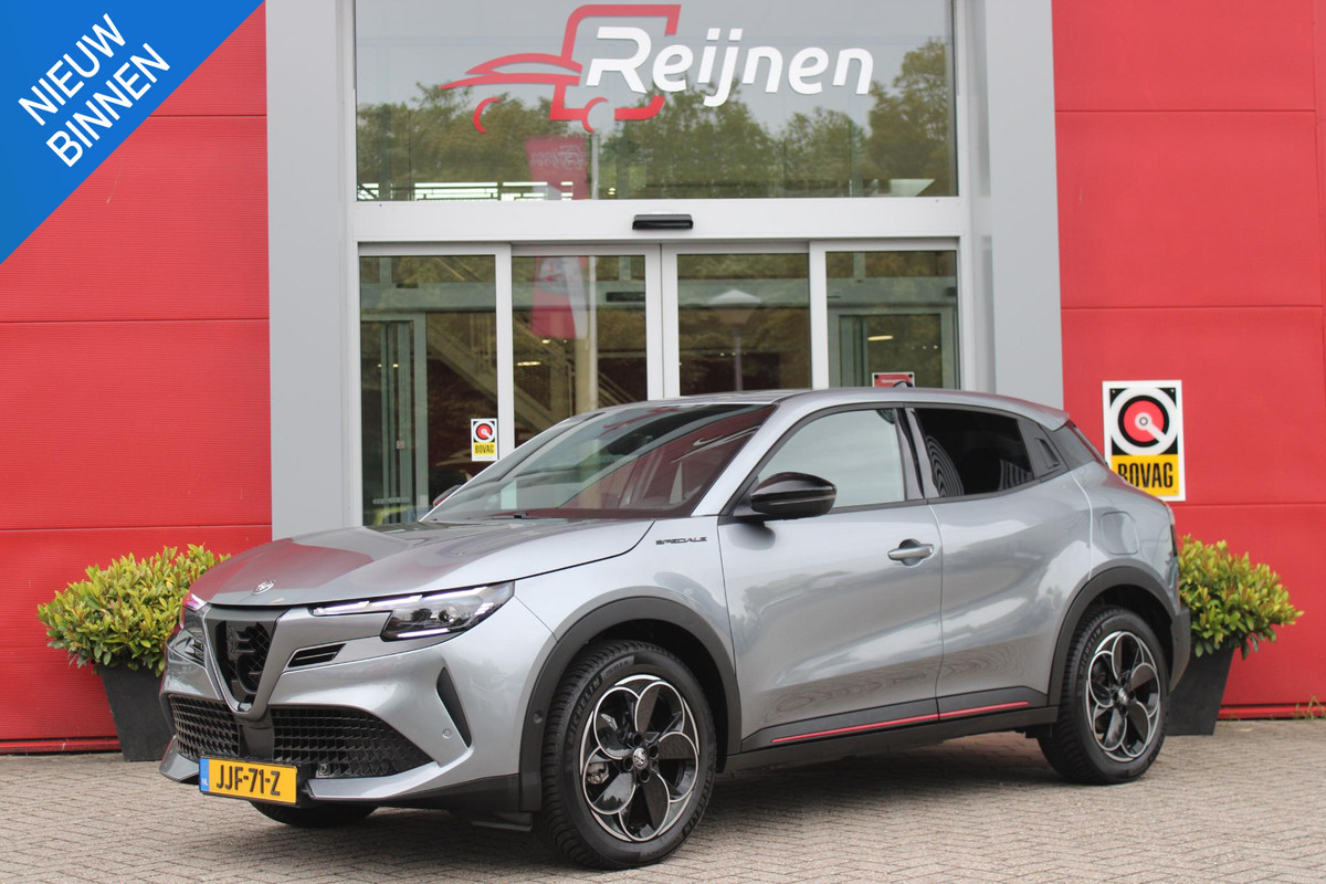 Alfa Romeo junior ELETTRICA SPECIALE 156PK 54 kWh | WARMTEPOMP | TECHNOLOGIE PAKKET (O.A. FULL LED ADAPTIVE MATRIX KOPLAMPEN/DODEHOEK DETECTIE/DRAADLOZE TELEFOONLADER/ACHTERUITRIJ CAMERA/PARKEERSENSOREN VOOR, ACHTER,ZIJKANT) | DRAADLOZE APPLE CARPLAY/ANDROID AUTO | CLIMATE CONTROL | ELEKTRISCH BEDIENBARE ACHTERKLEP | STOEL VERWARMING | ELEKTRISCH BEDIENBARE VOORSTOEL MET MASSAGE FUNCTIE | VERKEERSBORDEN HERKENNING | ADAPTIVE CRUISE CONTROL | KEYLESS ENTRY/START | ALL SEASON BANDEN | LICHTMETALEN VELGEN 18" | NAVIGATIE | DAB+ RADIO |