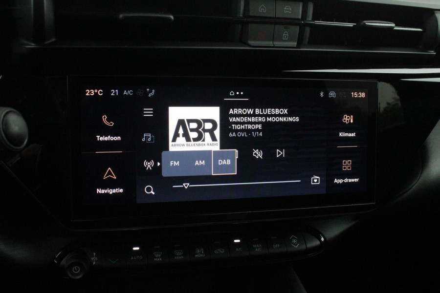 Alfa Romeo junior ELETTRICA SPECIALE 156PK 54 kWh | WARMTEPOMP | TECHNOLOGIE PAKKET (O.A. FULL LED ADAPTIVE MATRIX KOPLAMPEN/DODEHOEK DETECTIE/DRAADLOZE TELEFOONLADER/ACHTERUITRIJ CAMERA/PARKEERSENSOREN VOOR, ACHTER,ZIJKANT) | DRAADLOZE APPLE CARPLAY/ANDROID AUTO | CLIMATE CONTROL | ELEKTRISCH BEDIENBARE ACHTERKLEP | STOEL VERWARMING | ELEKTRISCH BEDIENBARE VOORSTOEL MET MASSAGE FUNCTIE | VERKEERSBORDEN HERKENNING | ADAPTIVE CRUISE CONTROL | KEYLESS ENTRY/START | ALL SEASON BANDEN | LICHTMETALEN VELGEN 18" | NAVIGATIE | DAB+ RADIO |