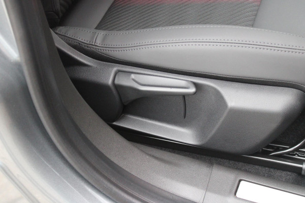 Alfa Romeo junior ELETTRICA SPECIALE 156PK 54 kWh | WARMTEPOMP | TECHNOLOGIE PAKKET (O.A. FULL LED ADAPTIVE MATRIX KOPLAMPEN/DODEHOEK DETECTIE/DRAADLOZE TELEFOONLADER/ACHTERUITRIJ CAMERA/PARKEERSENSOREN VOOR, ACHTER,ZIJKANT) | DRAADLOZE APPLE CARPLAY/ANDROID AUTO | CLIMATE CONTROL | ELEKTRISCH BEDIENBARE ACHTERKLEP | STOEL VERWARMING | ELEKTRISCH BEDIENBARE VOORSTOEL MET MASSAGE FUNCTIE | VERKEERSBORDEN HERKENNING | ADAPTIVE CRUISE CONTROL | KEYLESS ENTRY/START | ALL SEASON BANDEN | LICHTMETALEN VELGEN 18" | NAVIGATIE | DAB+ RADIO |