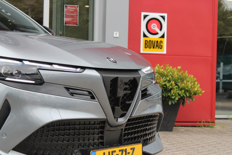 Alfa Romeo junior ELETTRICA SPECIALE 156PK 54 kWh | WARMTEPOMP | TECHNOLOGIE PAKKET (O.A. FULL LED ADAPTIVE MATRIX KOPLAMPEN/DODEHOEK DETECTIE/DRAADLOZE TELEFOONLADER/ACHTERUITRIJ CAMERA/PARKEERSENSOREN VOOR, ACHTER,ZIJKANT) | DRAADLOZE APPLE CARPLAY/ANDROID AUTO | CLIMATE CONTROL | ELEKTRISCH BEDIENBARE ACHTERKLEP | STOEL VERWARMING | ELEKTRISCH BEDIENBARE VOORSTOEL MET MASSAGE FUNCTIE | VERKEERSBORDEN HERKENNING | ADAPTIVE CRUISE CONTROL | KEYLESS ENTRY/START | ALL SEASON BANDEN | LICHTMETALEN VELGEN 18" | NAVIGATIE | DAB+ RADIO |