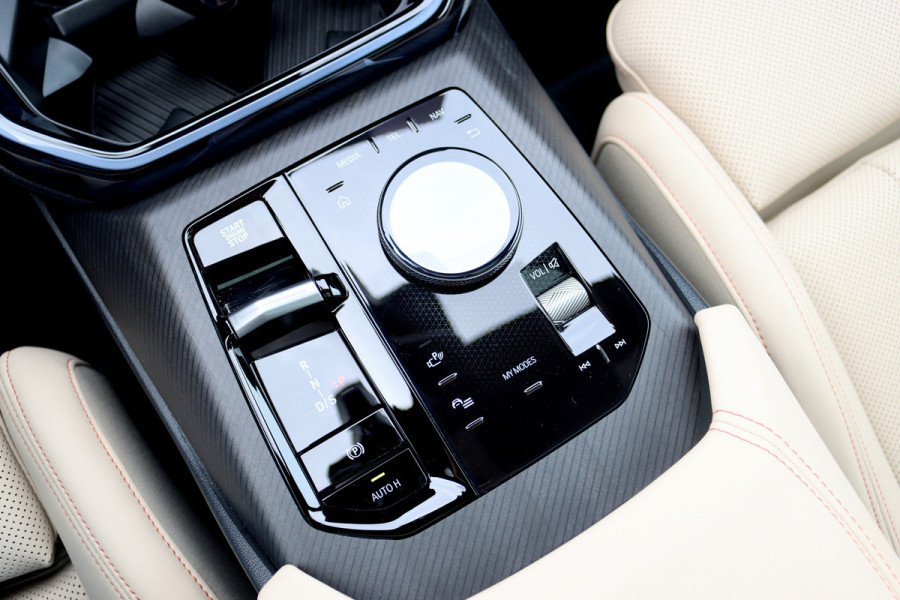 BMW X3 30e xDrive M-Sport Pro | Panoramadak | Memory | Stoelventilatie | Surround Camera | HUD | Verwarmd Stuurwiel | Harman/Kardon | Iconic Glow | Achterbank Verwarmd |