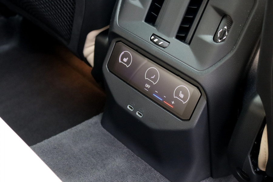 BMW X3 30e xDrive M-Sport Pro | Panoramadak | Memory | Stoelventilatie | Surround Camera | HUD | Verwarmd Stuurwiel | Harman/Kardon | Iconic Glow | Achterbank Verwarmd |