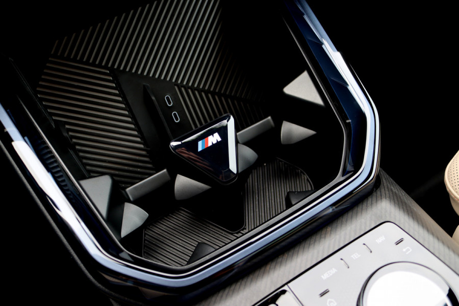 BMW X3 30e xDrive M-Sport Pro | Panoramadak | Memory | Stoelventilatie | Surround Camera | HUD | Verwarmd Stuurwiel | Harman/Kardon | Iconic Glow | Achterbank Verwarmd |