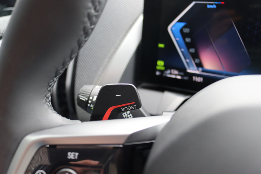 BMW X3 30e xDrive M-Sport Pro | Panoramadak | Memory | Stoelventilatie | Surround Camera | HUD | Verwarmd Stuurwiel | Harman/Kardon | Iconic Glow | Achterbank Verwarmd |