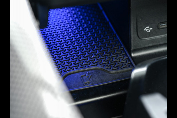 Mercedes-Benz C-Klasse 180 AMG Line | NL-Auto | Panoramadak | Night-Pakket | Ambiance Interieur | Camera | Elektr. Verst. Voorstoelen + Verwarming |
