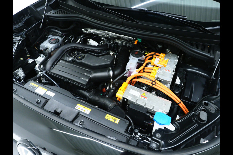 Volkswagen Tayron 1.5 eHybrid Elegance | Leder/Alcantara | Trekhaak | Massage | 360 | Keyless | Adaptive Cruise | Sfeerlicht