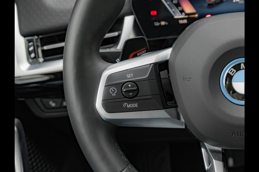 BMW iX2 eDrive20 M-Sport - Pano - Trekhaak - Memoryzetel - Stuurwiel Verwarmd
