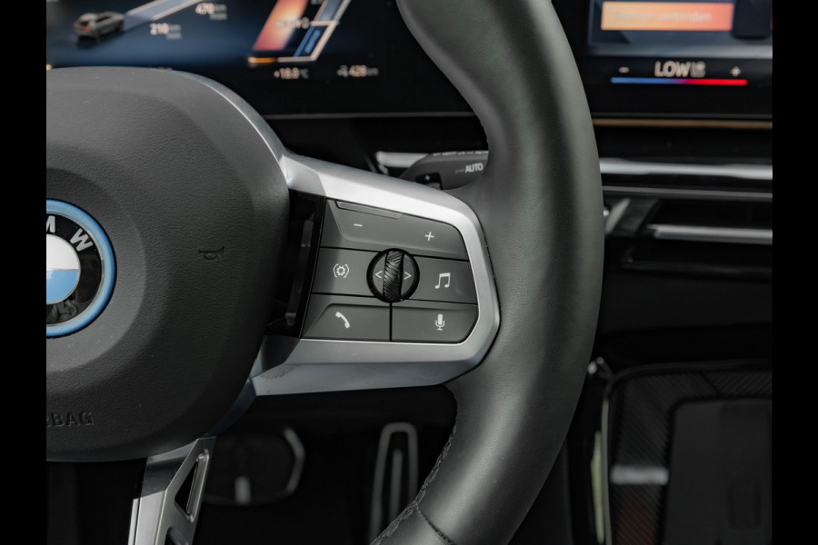 BMW iX2 eDrive20 M-Sport - Pano - Trekhaak - Memoryzetel - Stuurwiel Verwarmd