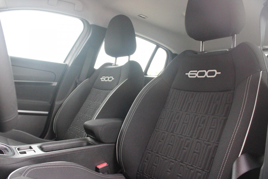 Fiat 600 1.2 Hybrid 110PK AUTOMAAT URBAN | STOEL/VOORRUIT VERWARMING | KEYLESS ENTRY/START | 17" LICHTEMATELN VELGEN | DRAADLOZE TELEFOONLADER | DRAADLOZE APPLE CARPLAY/ANDROID AUTO | NAVIGATIE | DAB+ RADIO | PARKEERSENSOREN VOOR + ACHTER | ACHTERUITRIJ CAMERA | CRUISE CONTROL | LED KOPLAMPEN |