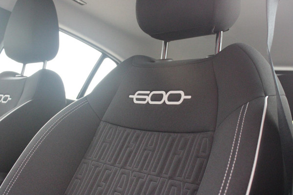 Fiat 600 1.2 Hybrid 110PK AUTOMAAT URBAN | STOEL/VOORRUIT VERWARMING | KEYLESS ENTRY/START | 17" LICHTEMATELN VELGEN | DRAADLOZE TELEFOONLADER | DRAADLOZE APPLE CARPLAY/ANDROID AUTO | NAVIGATIE | DAB+ RADIO | PARKEERSENSOREN VOOR + ACHTER | ACHTERUITRIJ CAMERA | CRUISE CONTROL | LED KOPLAMPEN |