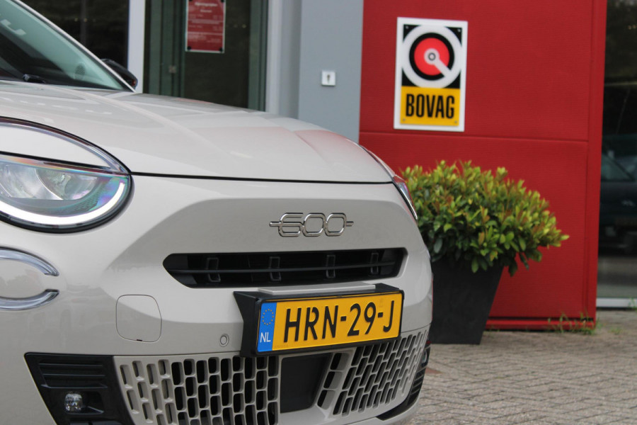 Fiat 600 1.2 Hybrid 110PK AUTOMAAT URBAN | STOEL/VOORRUIT VERWARMING | KEYLESS ENTRY/START | 17" LICHTEMATELN VELGEN | DRAADLOZE TELEFOONLADER | DRAADLOZE APPLE CARPLAY/ANDROID AUTO | NAVIGATIE | DAB+ RADIO | PARKEERSENSOREN VOOR + ACHTER | ACHTERUITRIJ CAMERA | CRUISE CONTROL | LED KOPLAMPEN |