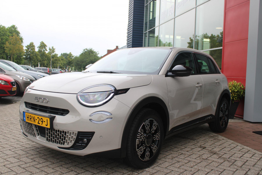 Fiat 600 1.2 Hybrid 110PK AUTOMAAT URBAN | STOEL/VOORRUIT VERWARMING | KEYLESS ENTRY/START | 17" LICHTEMATELN VELGEN | DRAADLOZE TELEFOONLADER | DRAADLOZE APPLE CARPLAY/ANDROID AUTO | NAVIGATIE | DAB+ RADIO | PARKEERSENSOREN VOOR + ACHTER | ACHTERUITRIJ CAMERA | CRUISE CONTROL | LED KOPLAMPEN |